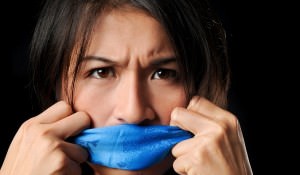 Отчего возникает неприятный запах изо рта?